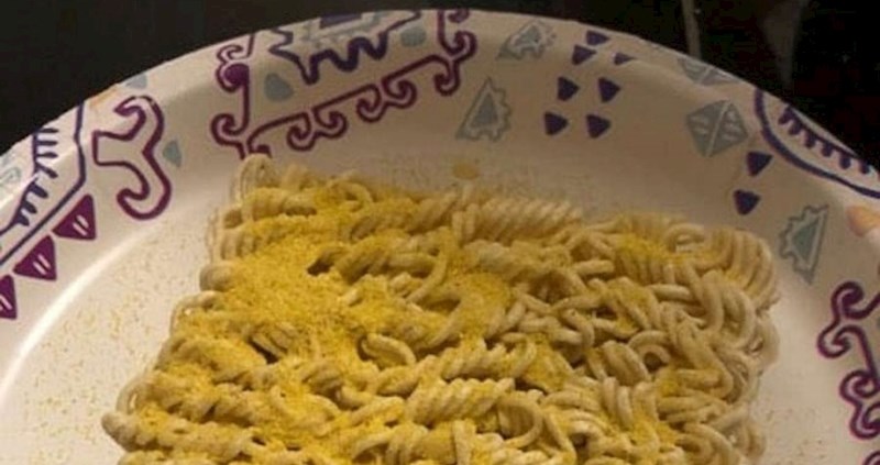 Mama je bila zbunjena kad je sin htio početi jesti nekuhane rezance, rasplakala se kad je čula istinu