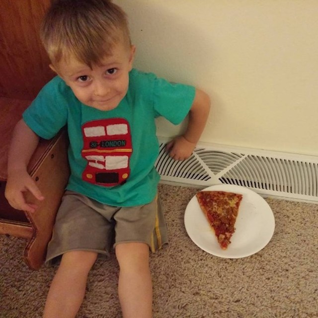 Roditeljima je pokazao kako ventilacijom hladi pizzu.