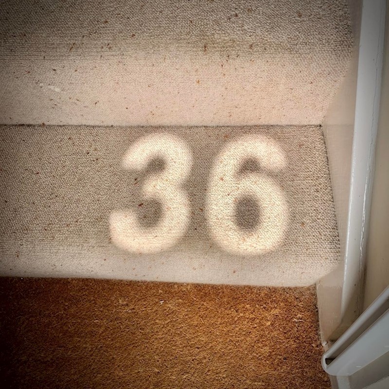 "Na ulaznim vratima imamo staklo s kućnim brojem. Kad je sunčano, broj se vidi i na našim stepenicama."