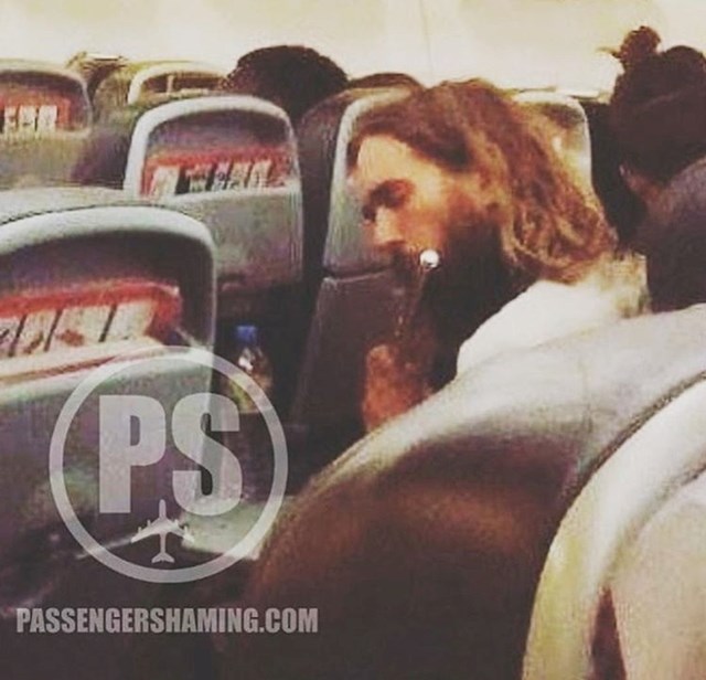 Ovaj čovjek (koji izgleda kao Isus) je tijekom leta svirao flautu.
