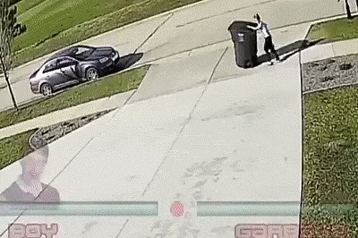 Bila je ovo napeta borba dječaka i kante za smeće, pogledajte tko je na kraju pobijedio