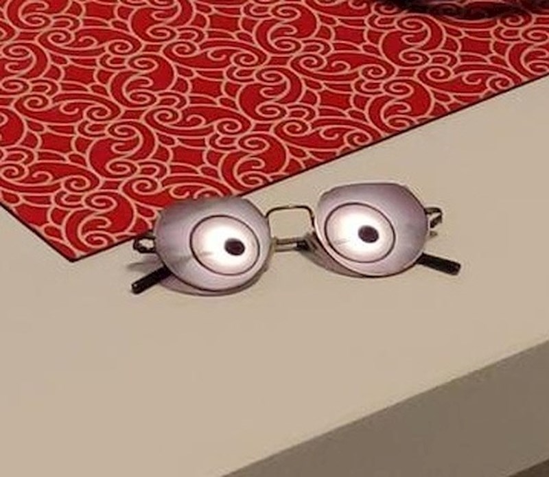 Refleksija od lustera izgleda kao da su na naočalama oči.