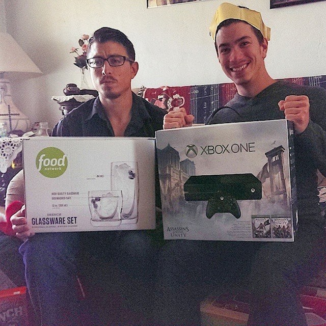 Brat je dobio novi Xbox, a on... set čaša. Hoće li iz njih piti svoje suze?