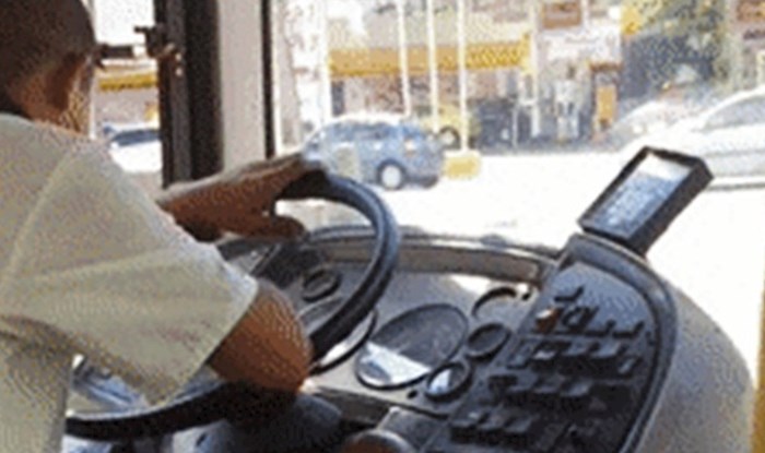 Putnik je u autobusu snimio pomalo jeziv prizor, pogledajte što je vozač imao na mjenjaču