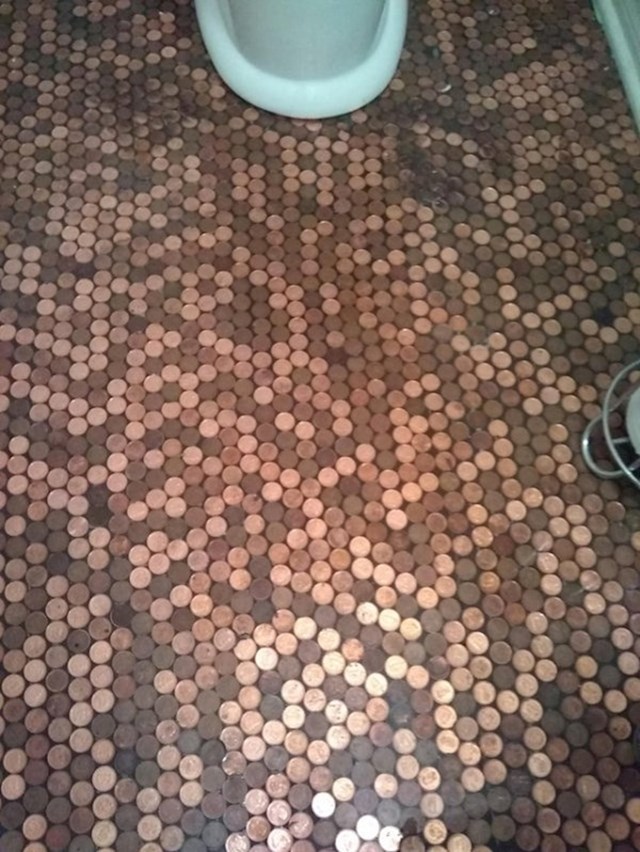 Pod u WC-u bio je napravljen od posloženih kovanica.