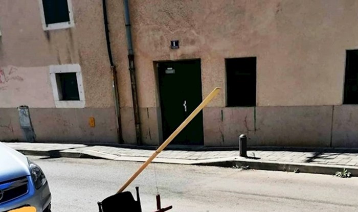 Dalmatinac je na bizaran način čuvao parkirno mjesto, pomogla mu je "sveta stolica"