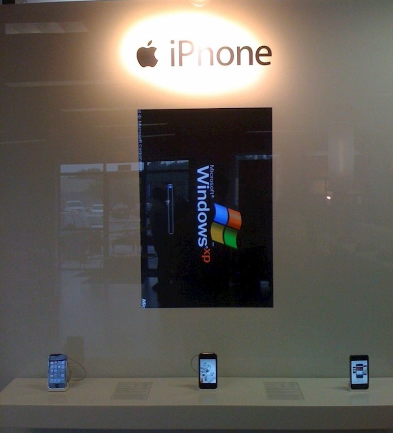 Računalo se u izlogu Apple trgovine ponovno pokrenulo te otkrilo tajnu. Ne koriste Appleov MacOS!