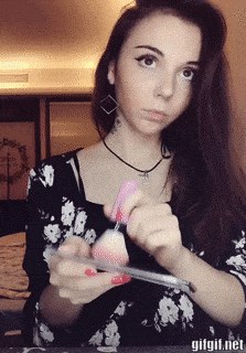 Draga, stavljaš previše šminke: Lik se na zanimljiv način narugao djevojci dok se sređivala pred ogledalom