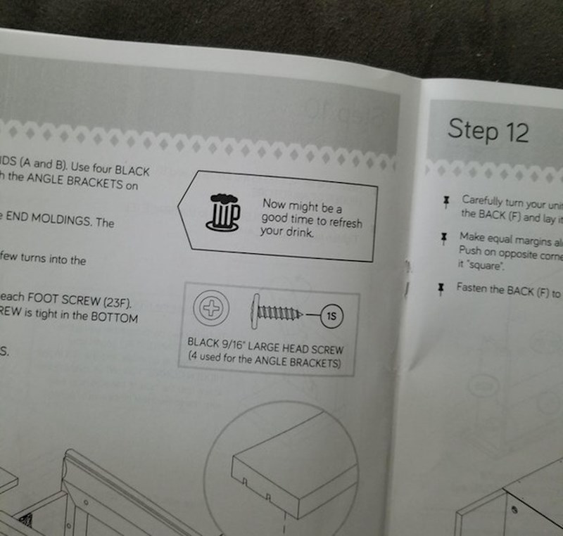 U ovim uputama za sastavljanje namještaja predložili su da uzmete još pića.