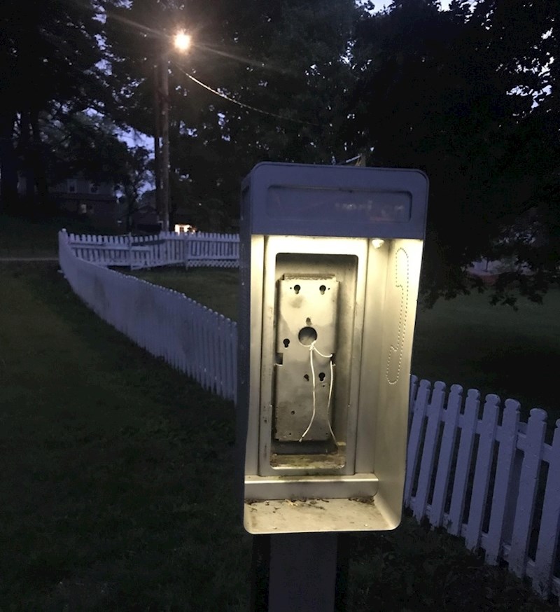 Vidite li i vi napuštenu telefonsku govornicu koja pokušava iščupati klimavi zub koncem?