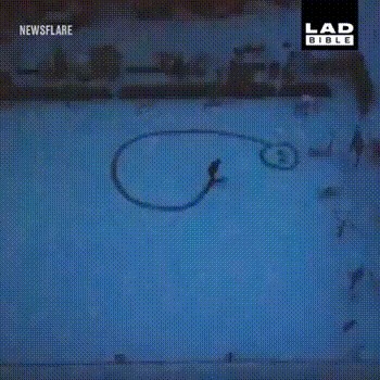 Čišćenje snijega ispred zgrade otišlo je u krivom smjeru, netko se odlučio malo zabaviti