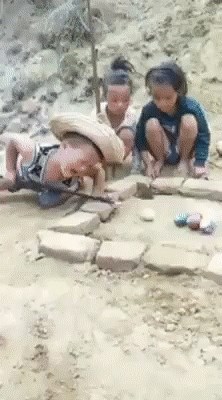 Ovim klincima ne trebaju skupi mobiteli kako bi se dobro zabavili, pogledajte kako igraju biljar