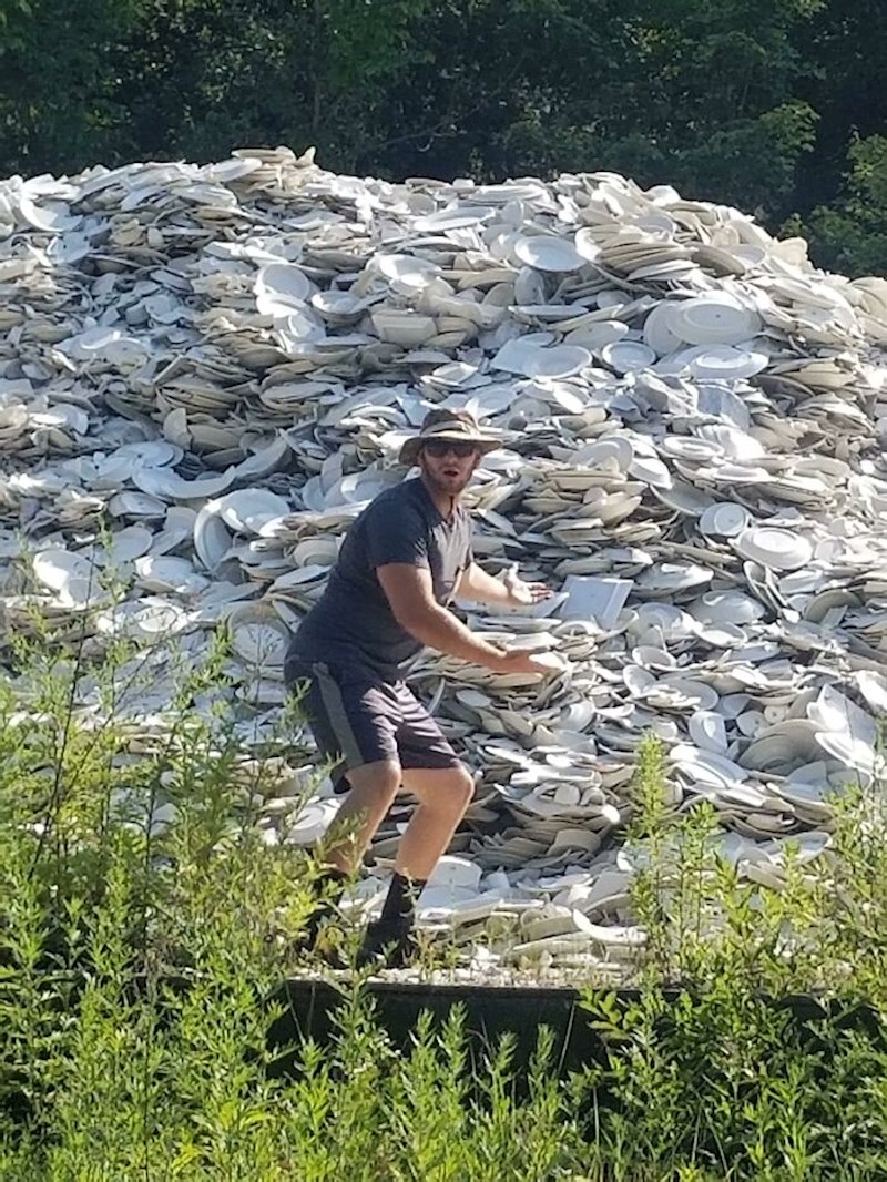 #3 (U prirodi je našao brdo starih tanjura)