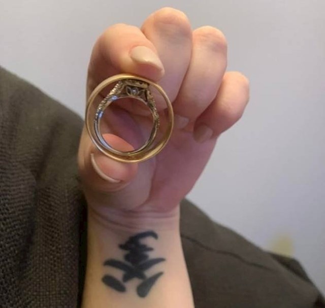 "Pogledajte razliku u promjeru mog i muževog prstena."