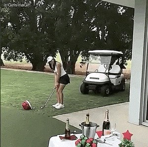 Djevojka je uzela palicu i dokazala da je pravi majstor, pogledajte kako je otvorila bocu