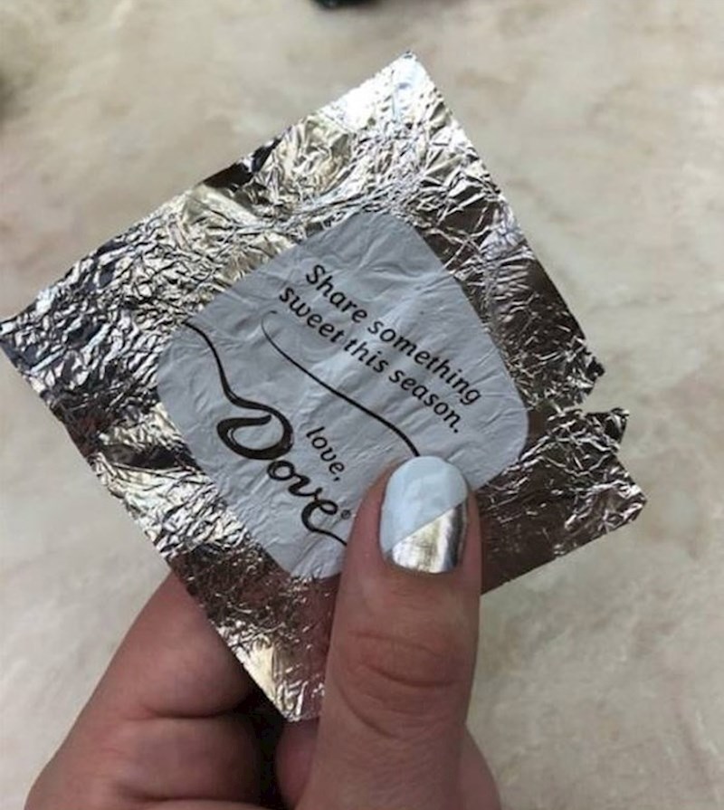 "Lak na mojim noktima savršeno se uklapa u omot slatkiša."