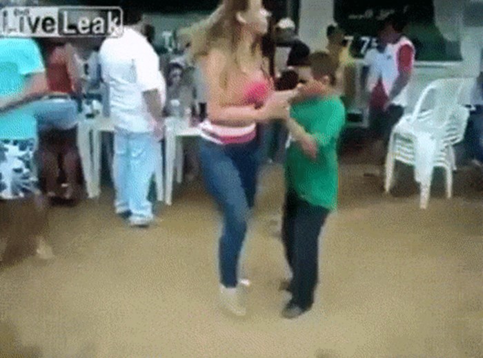 Iako je puno niži od svoje plesne partnerice, dječak je dokazao da rastura u plesanju!