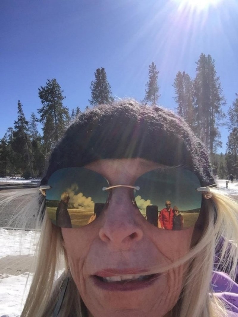 Bračni par ju je zamolio da ih slika, no ona je slučajno slikala selfie.