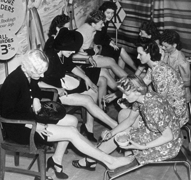 Neke žene nisu nosile samostojeće čarape, nego su išle na bojenje nogu, 1941.