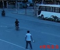 Udario ga je automobil, a svi se smiju kada vide snimku: Pogledajte što se dogodilo ovom čovjeku