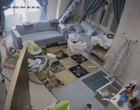 Majka i spremačica su na vrijeme čule čudne zvukove, kamera je par sekundi kasnije snimila nešto uznemirujuće