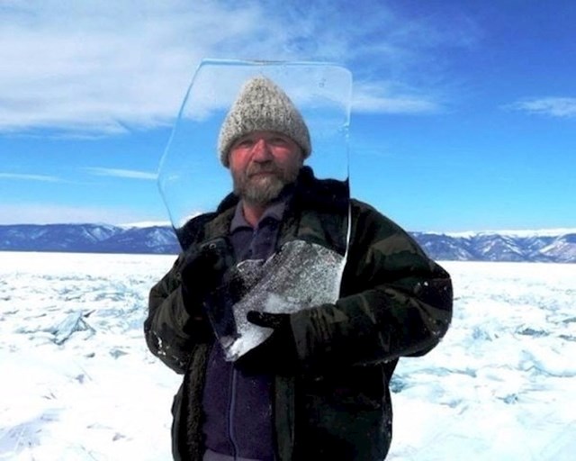 Kristalno čisti komad leda s Bajkalskog jezera