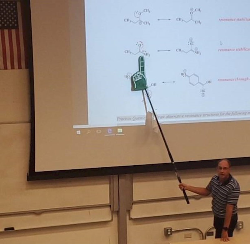 "Naš profesor ne želi koristiti laser za svoje prezentacije, evo što je on smislio."