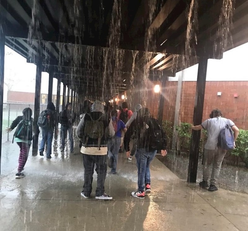 "Ovo je jedini natkriveni put do školske kuhinje. Krov je bio pun rupa."