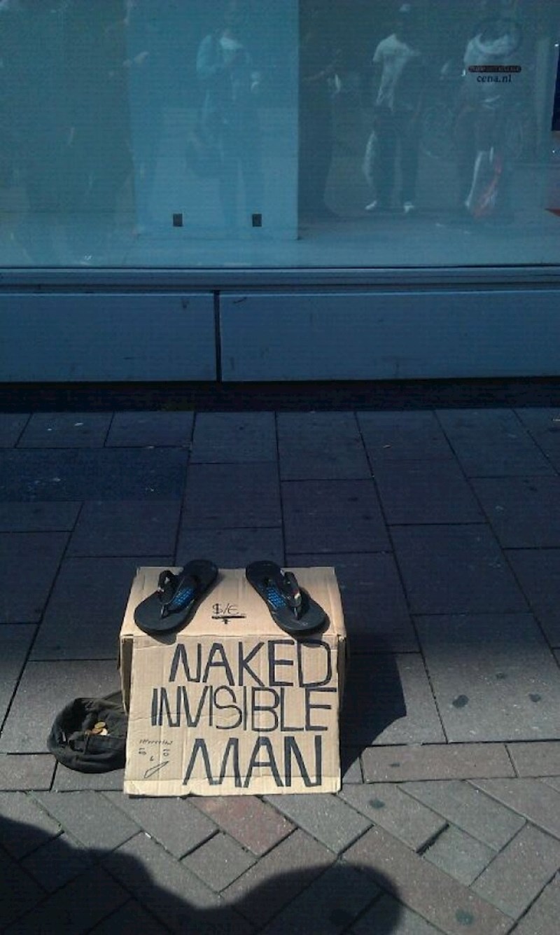 Nevidljivi goli muškarac u japankama!