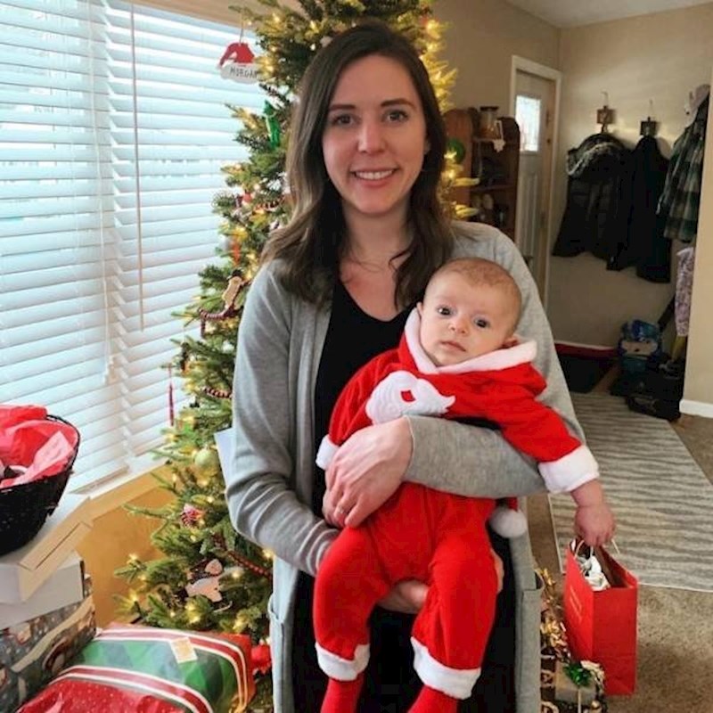 Beba na fotki izgleda kao da drži vrećicu s poklonima.