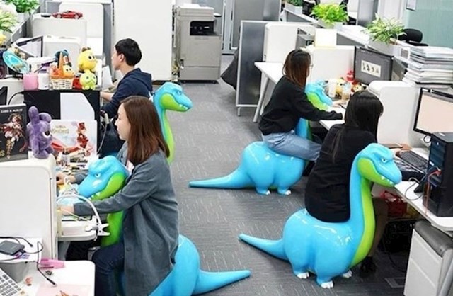 Da, radnici sjede na dinosaurima. Šef je htio provjeriti hoće li biti efikasniji na poslu.