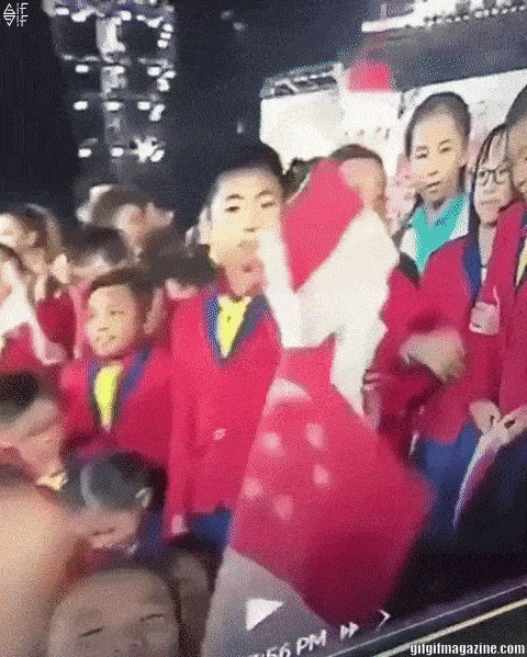 Sva djeca su slavila, a onda je kamera snimila jednog dječaka kojem nije bilo do veselja