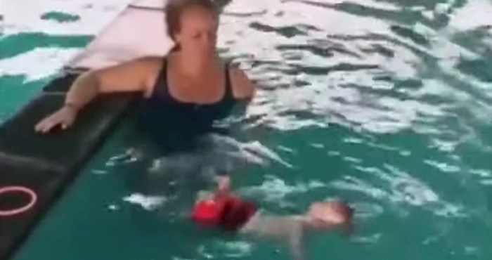 Mama je samo gledala kako beba pada u vodu, snimka je pokrenula žestoku raspravu