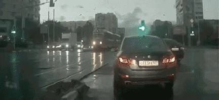 UMALO SUDAR Možete li vi odgonetnuti što se ovdje dogodilo? Odakle se stvorio automobil?