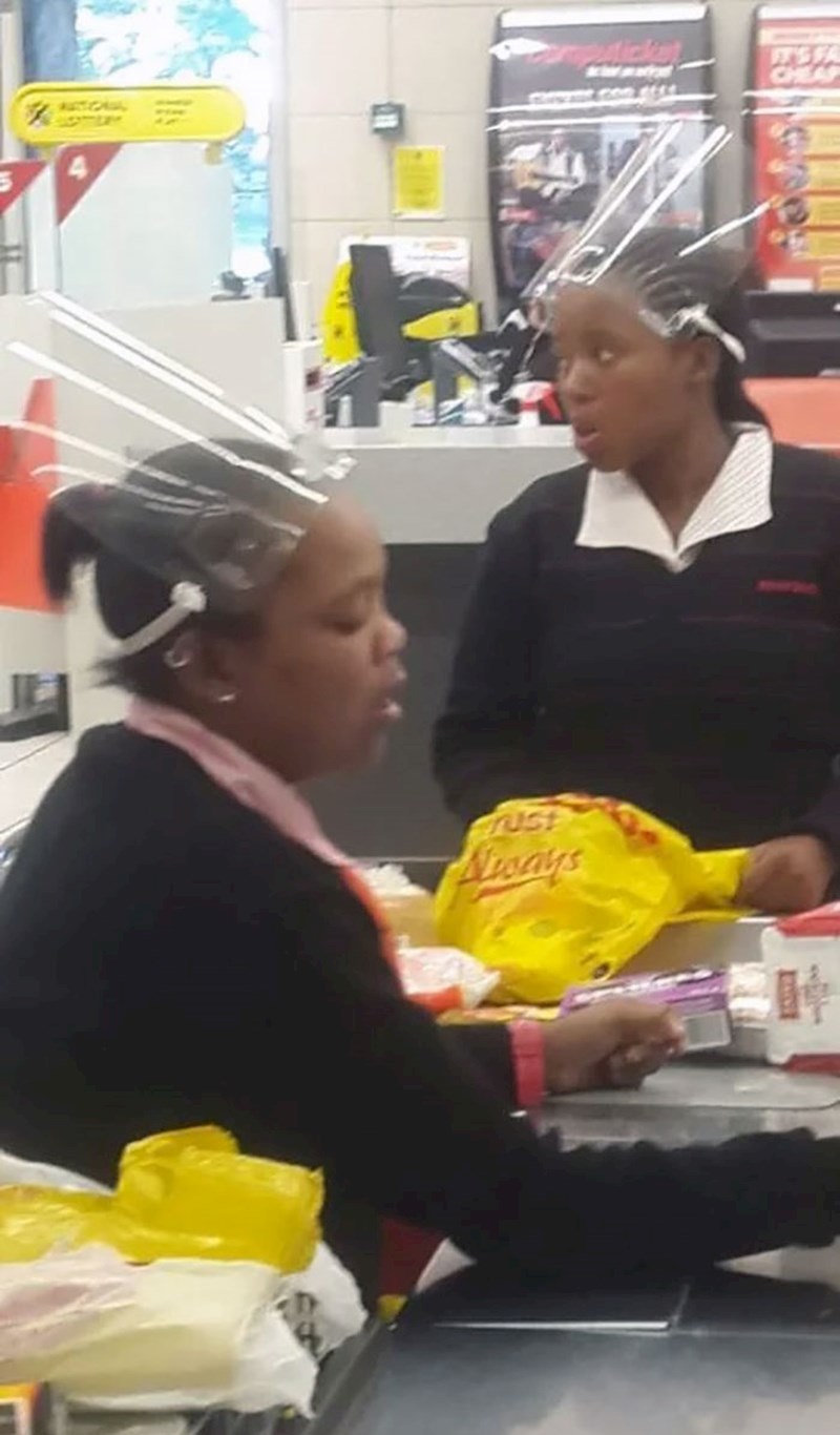 Radnice supermarketa su dobile zaštitnu opremu, no očito je nisu znale koristiti. Ove blagajnice su zaštitile - frizuru.