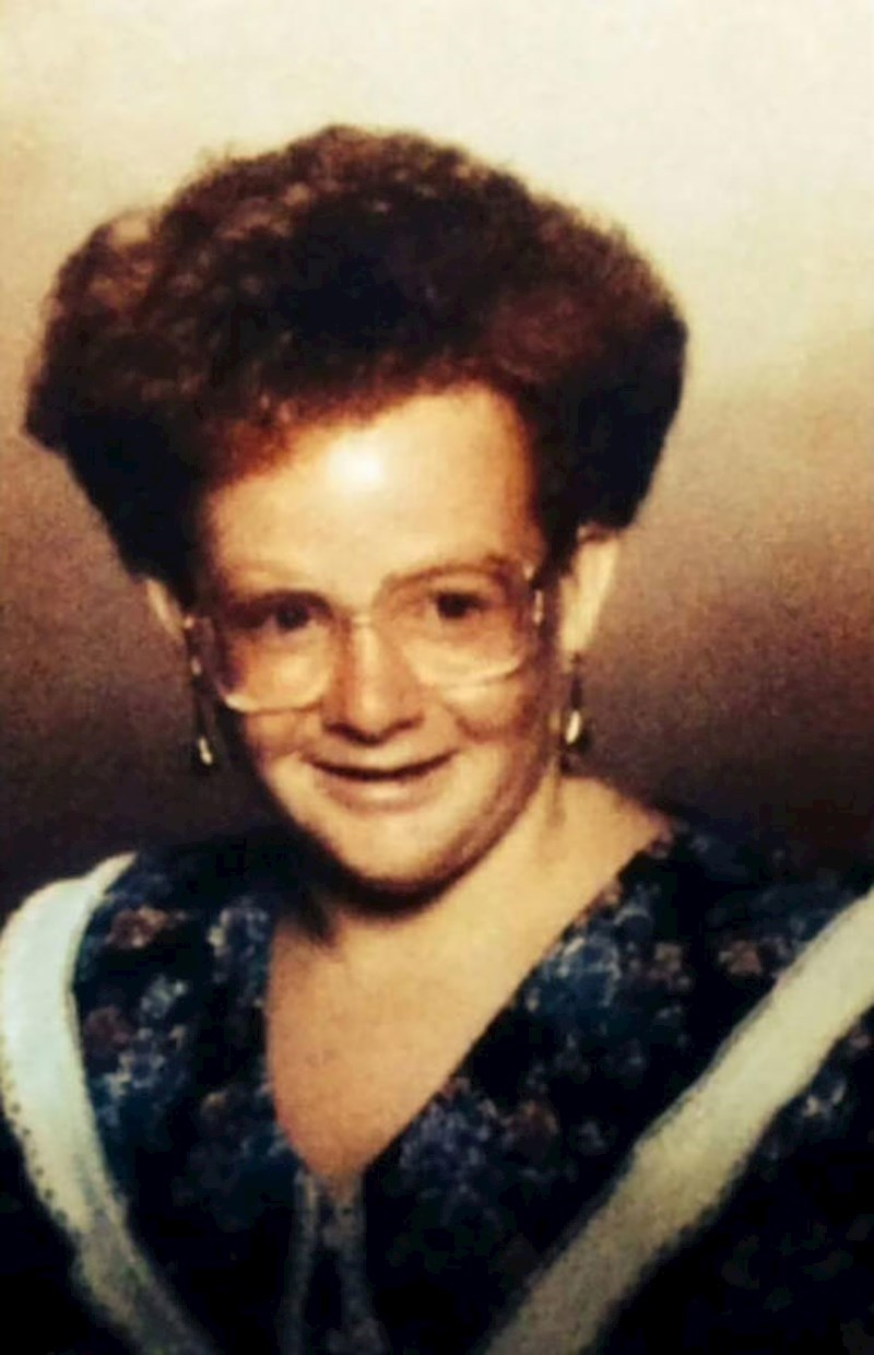 Ova djevojčica je još uvijek išla u osnovnu školu.