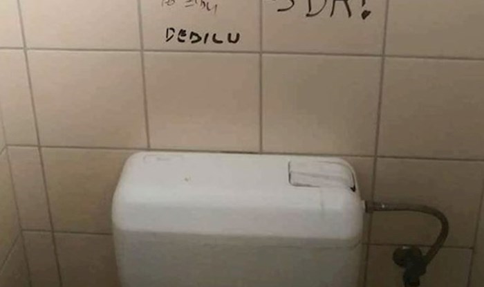 Evo što se dogodi kad se dva muškarca posvađaju u javnom WC-u