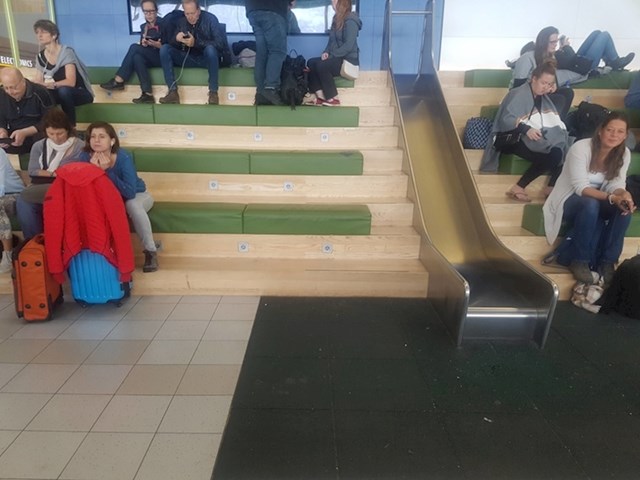 Ova zračna luka ima tobogan u čekaonici. Cilj je zabaviti djecu dok s roditeljima čekaju let.