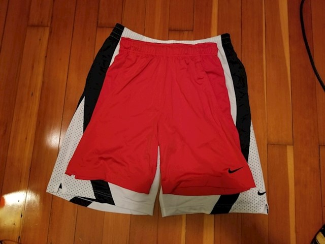 Oba donja dijela Nike dresa su veličine M. Bijeli je iz 90-ih, crveni je nedavno kupljen.