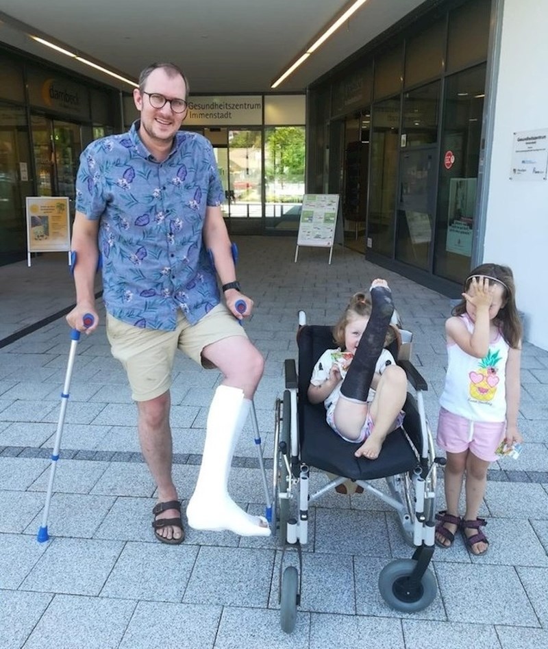 "Prije dva tjedna, naša najmlađa kćerkica je slomila nogu. Tjedan dana prije godišnjeg odmora. Jučer sam i ja slomio svoju nogu. Na godišnjem."