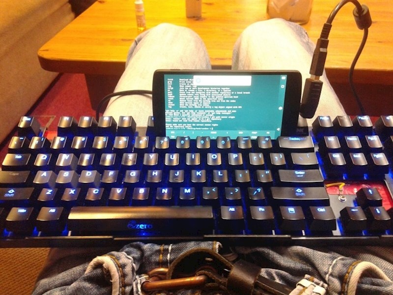 Laptop mu se razbio pa je našao sve priključke i sve spojio kako bi mogao nastaviti raditi na mobitelu.