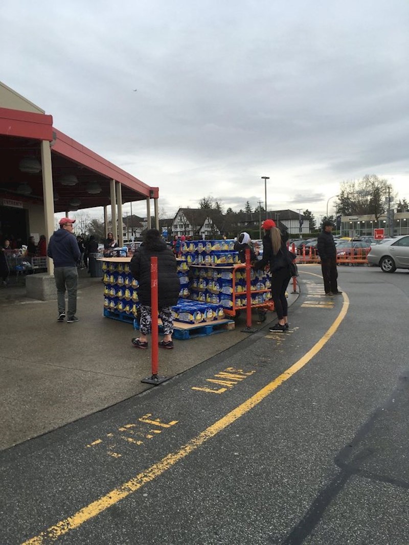 Ove osobe su kupile 3 palete dezinfekcijskih maramica. Ne budite kao one.