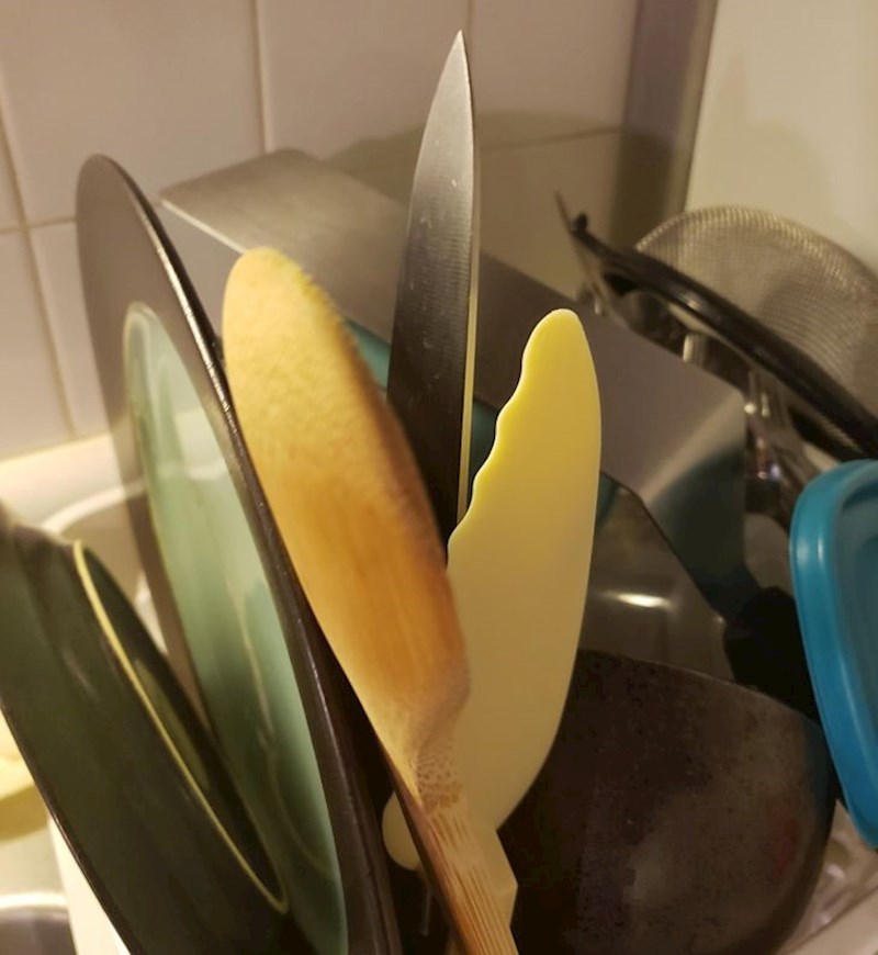 "Evo kako moja mama ostavlja noževe nakon što ih opere. Skoro sam se razrezao..."