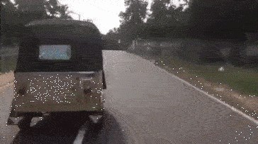 Mladići su jurili po cesti i na nevjerojatan način izmijenili gumu na vozilu