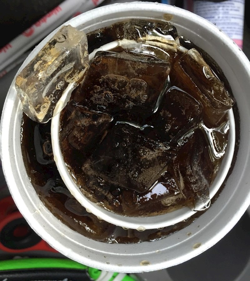 "Naručila sam veliku Colu i pitala mogu li dobiti dodatnu čašu za dijete. Evo što su mi donijeli."