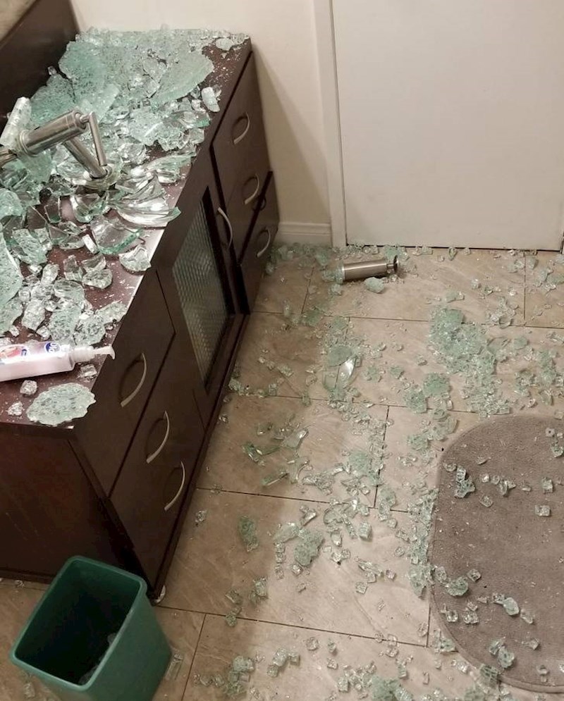 Tijekom noći je otišao na WC i slučajno razbio stakleni umivaonik.