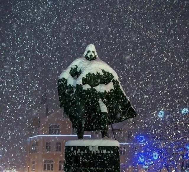 Ovaj kip u Poljskoj se pomoću snijega pretvorio u Darth Vadera.