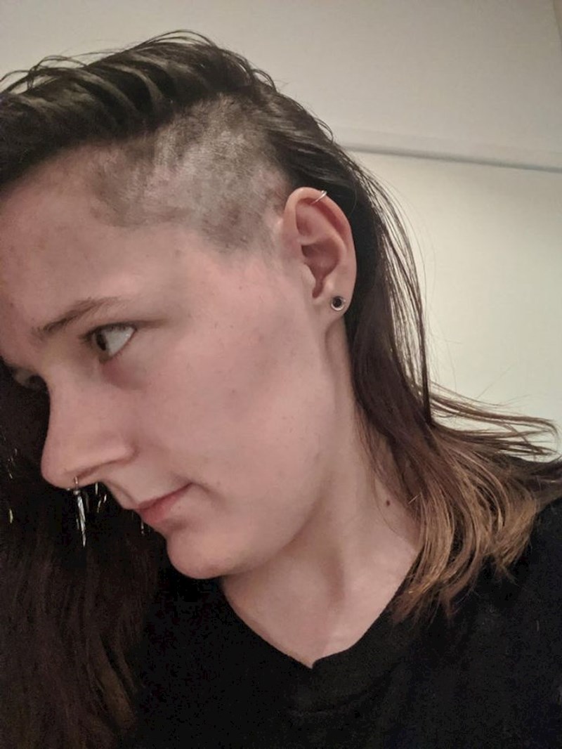 "Šišala sam se mašinicom i kuhinjskim škarama u 5 ujutro. Baš me zanima što će se dogoditi kad me dečko vidi."