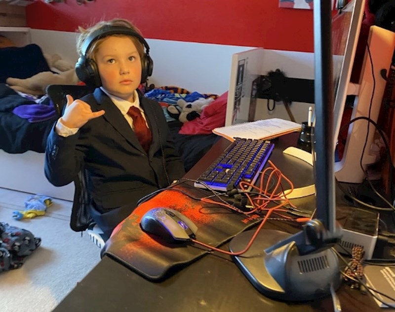 "Naš 7-godišnji sin je jutros obukao odijelo za svoju online nastavu koju imaju preko web kamere. Žena me zvala i rekla da ovo moram doći vidjeti. Kad smo ušli u sobu, rukom nam je (poput nekog ozbiljnog poslovnog čovjeka) pokazivao da je zauzet."