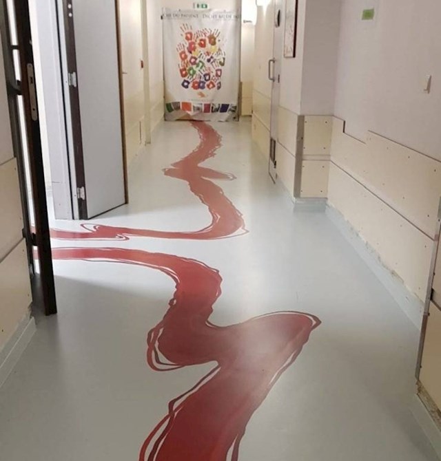 U ovoj bolnici su htjeli malo ukrasiti podove, no crveni ukras izgledao je kao trag krvi. Bila je to loša ideja.